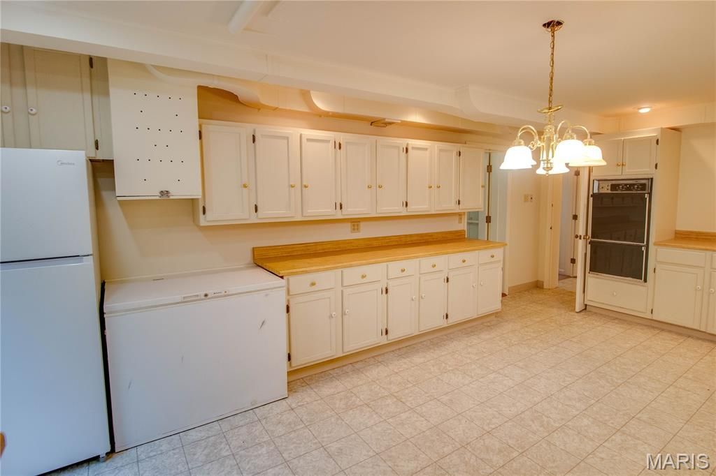 Image 65 of property listing at 20 Fairmount Drive, Alton, IL 62002