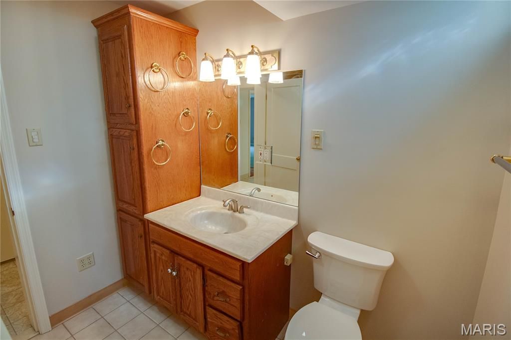 Image 69 of property listing at 20 Fairmount Drive, Alton, IL 62002
