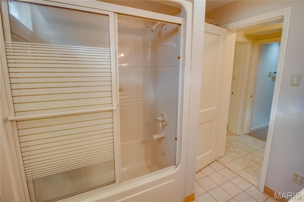 Image 70 of property listing at 20 Fairmount Drive, Alton, IL 62002