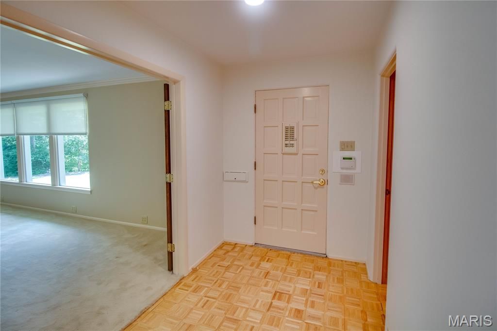 Image 8 of property listing at 20 Fairmount Drive, Alton, IL 62002