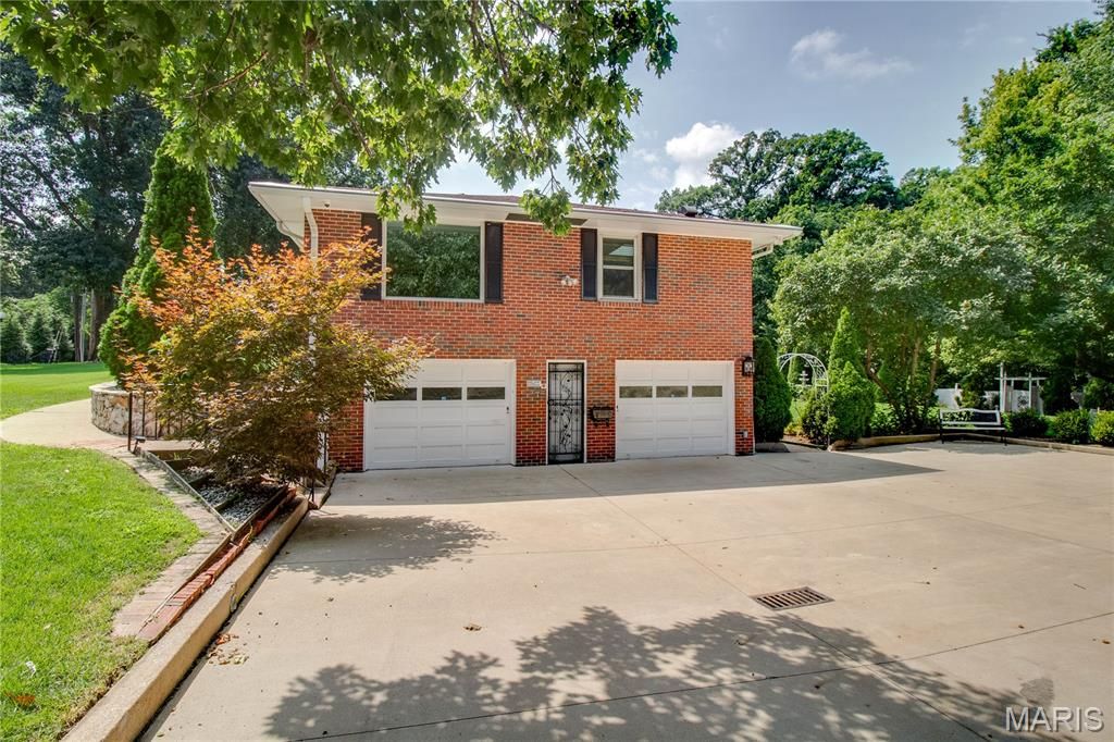 Image 77 of property listing at 20 Fairmount Drive, Alton, IL 62002