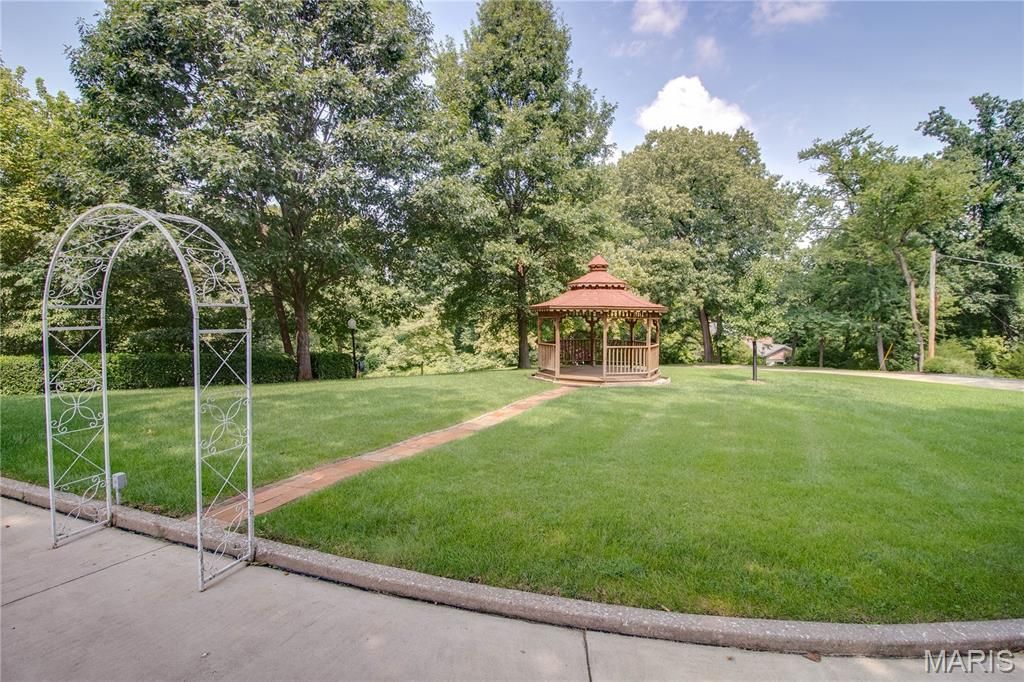 Image 79 of property listing at 20 Fairmount Drive, Alton, IL 62002