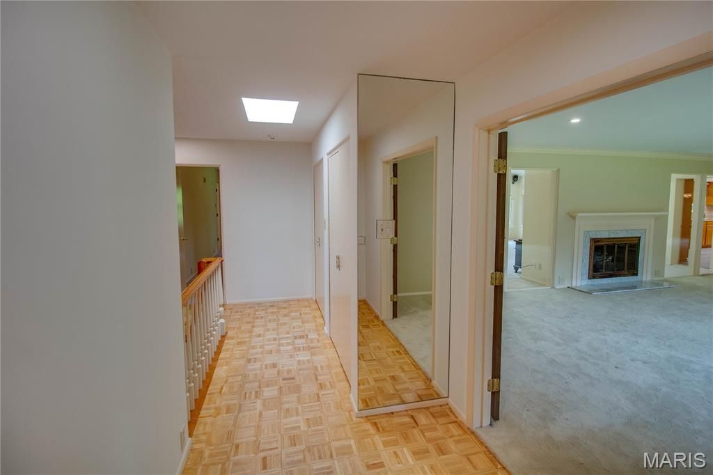 Image 9 of property listing at 20 Fairmount Drive, Alton, IL 62002