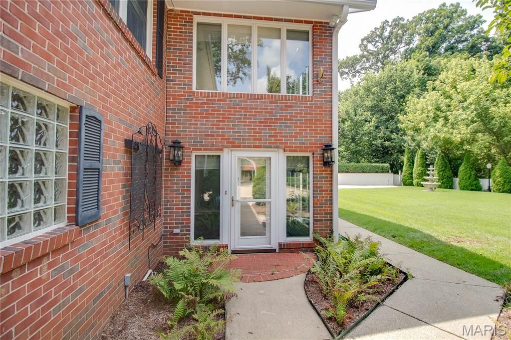 Image 82 of property listing at 20 Fairmount Drive, Alton, IL 62002