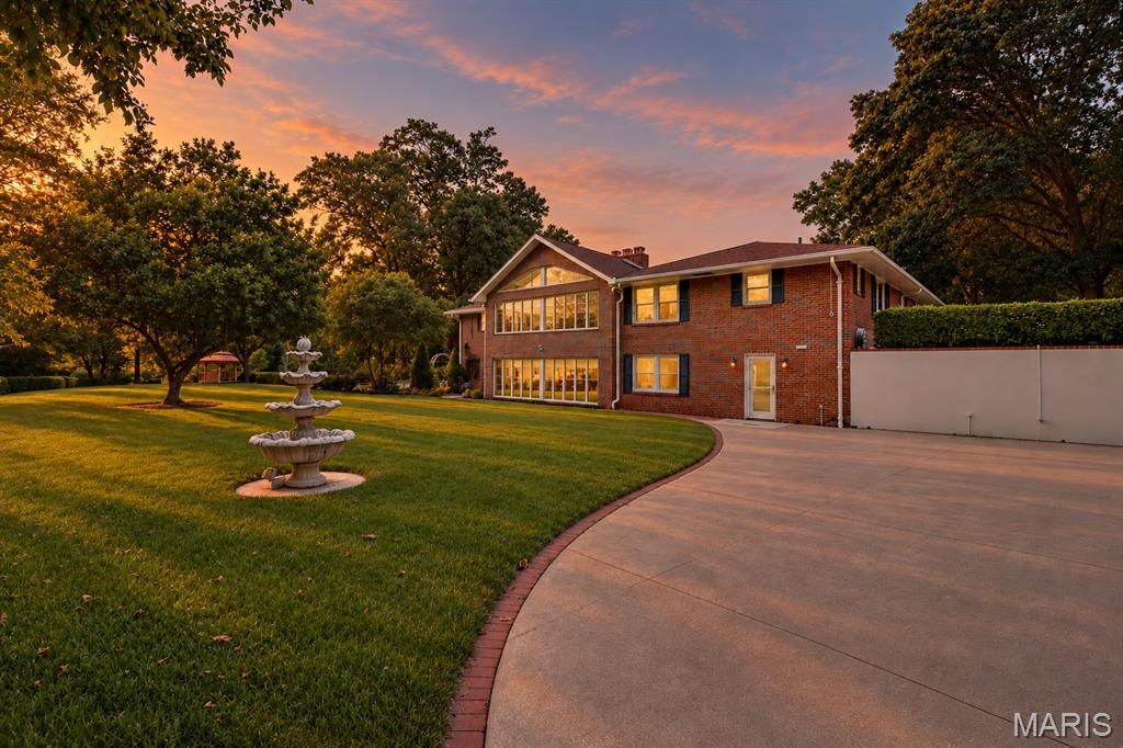 Image 85 of property listing at 20 Fairmount Drive, Alton, IL 62002
