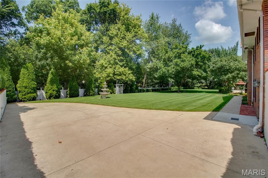 Image 86 of property listing at 20 Fairmount Drive, Alton, IL 62002