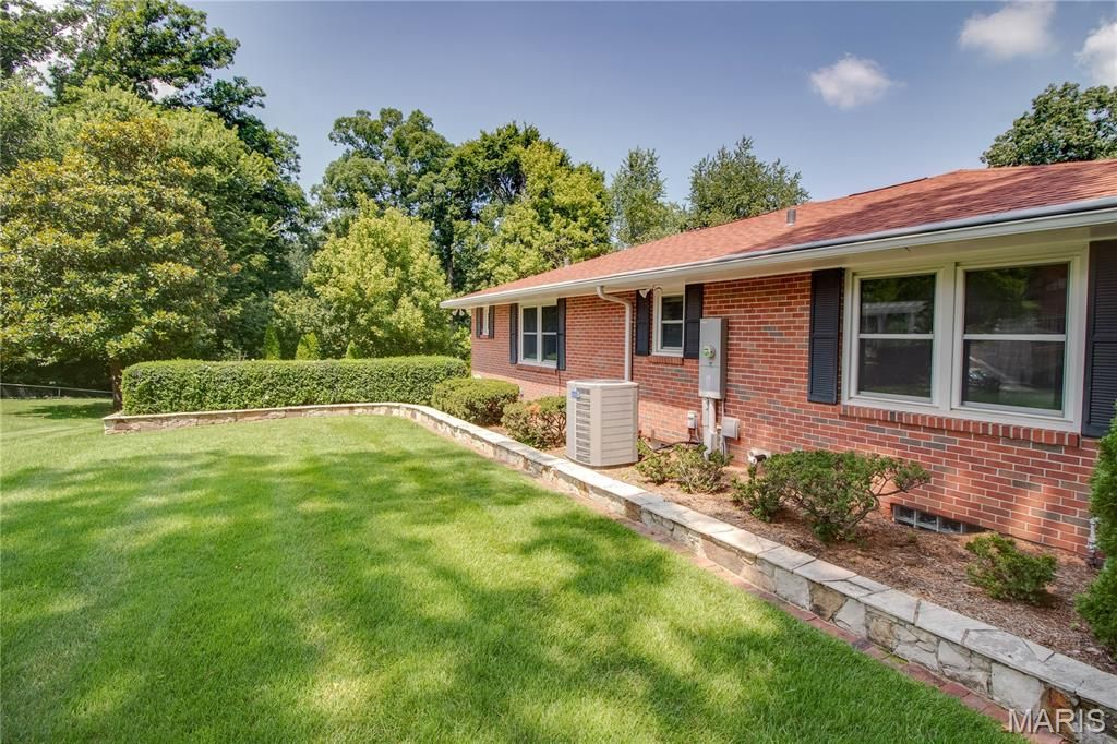 Image 88 of property listing at 20 Fairmount Drive, Alton, IL 62002