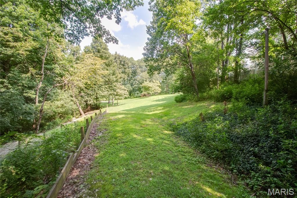 Image 90 of property listing at 20 Fairmount Drive, Alton, IL 62002