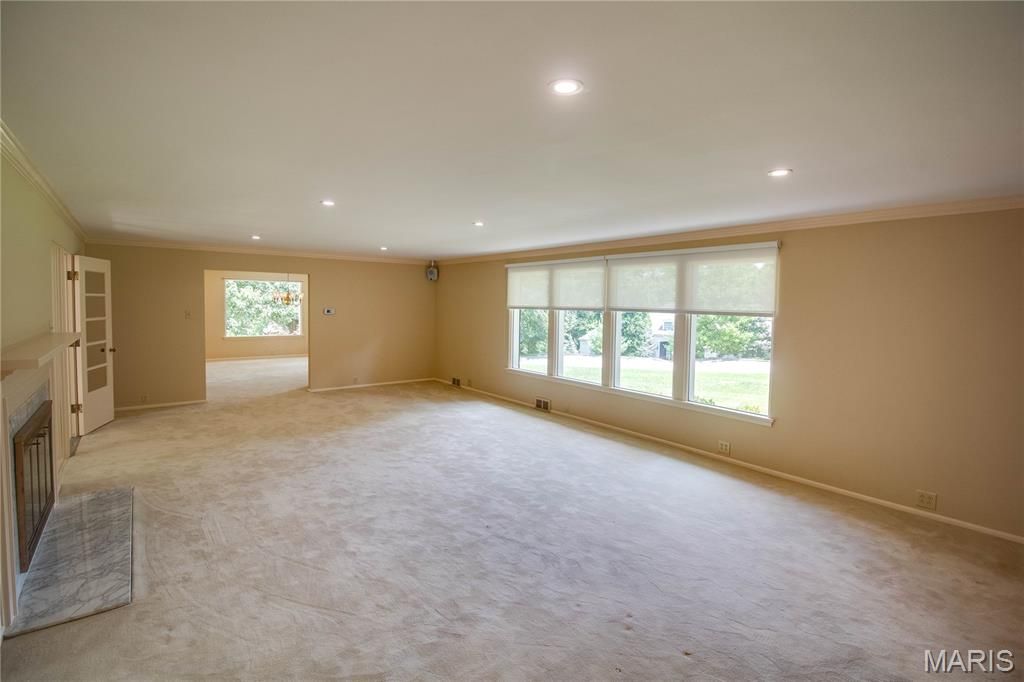 Image 10 of property listing at 20 Fairmount Drive, Alton, IL 62002