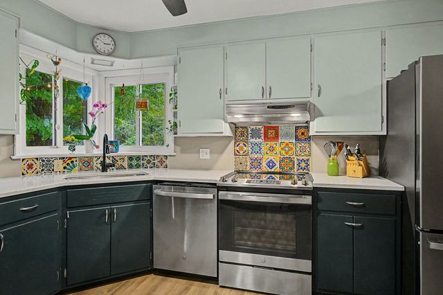 10 Alden St, Easthampton, MA 01027