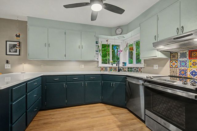 10 Alden St, Easthampton, MA 01027