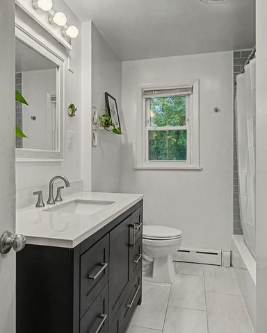 10 Alden St, Easthampton, MA 01027