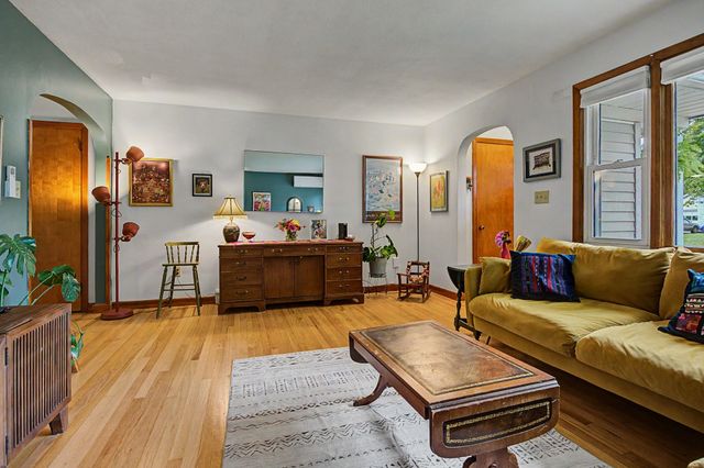 10 Alden St, Easthampton, MA 01027