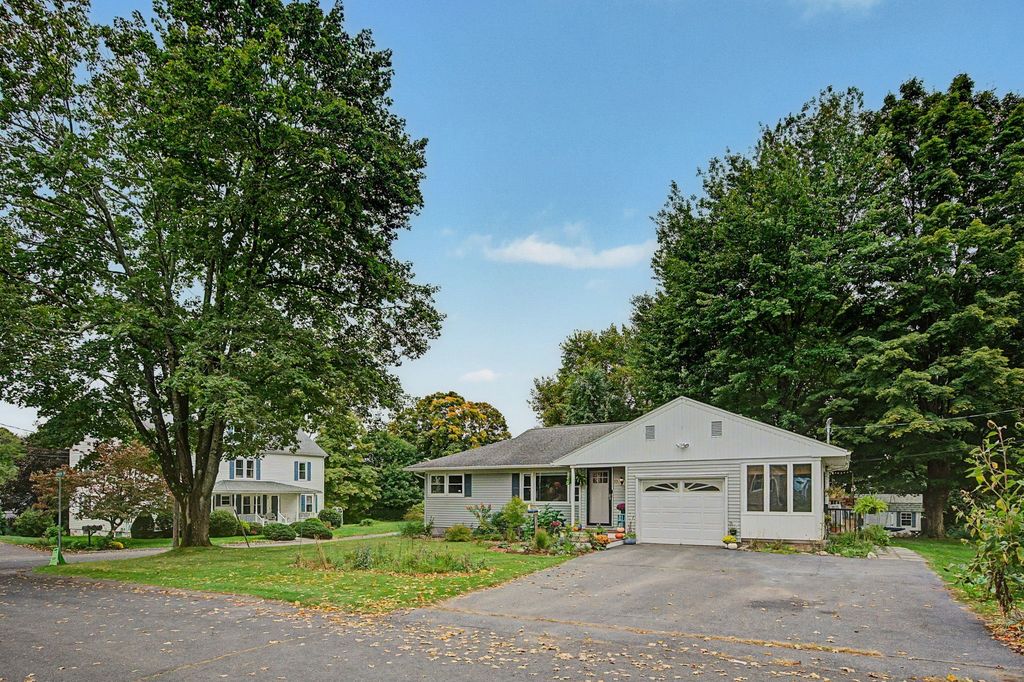 10 Alden St, Easthampton, MA 01027