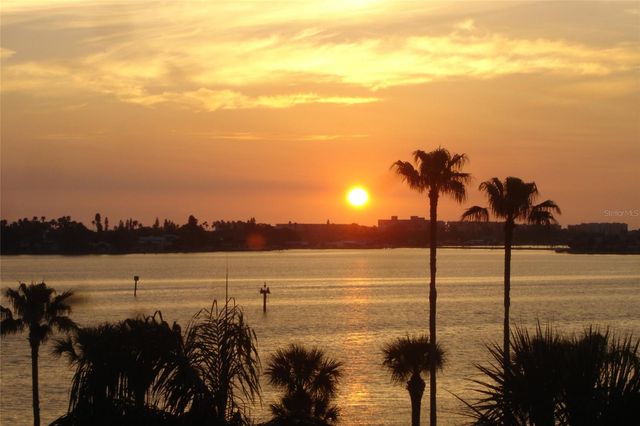 4550 COVE CIRCLE 303, St Petersburg, FL 33708