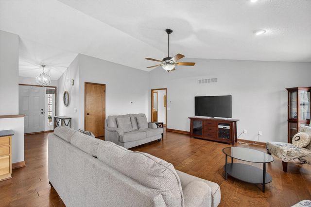 617 N 6th Street Circle, Princeton, IA 52768