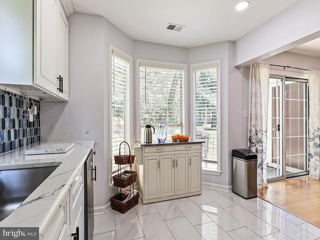 6 HEATH CT, Princeton, NJ 08540