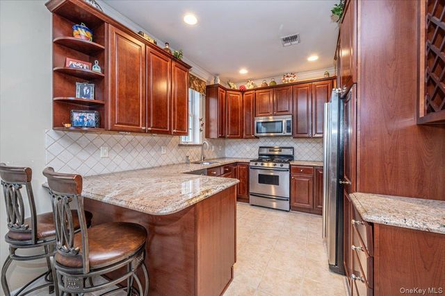 420 Florencia Place, Melville, NY 11747