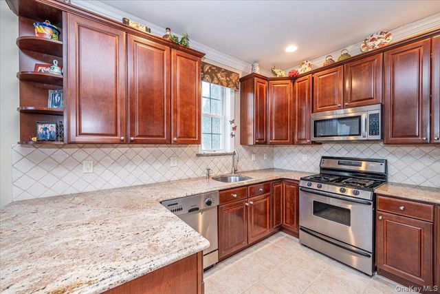 420 Florencia Place, Melville, NY 11747