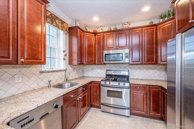 420 Florencia Place, Melville, NY 11747