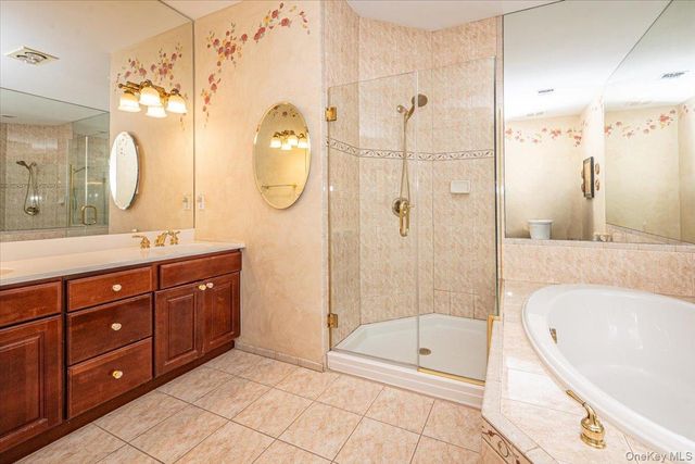 420 Florencia Place, Melville, NY 11747