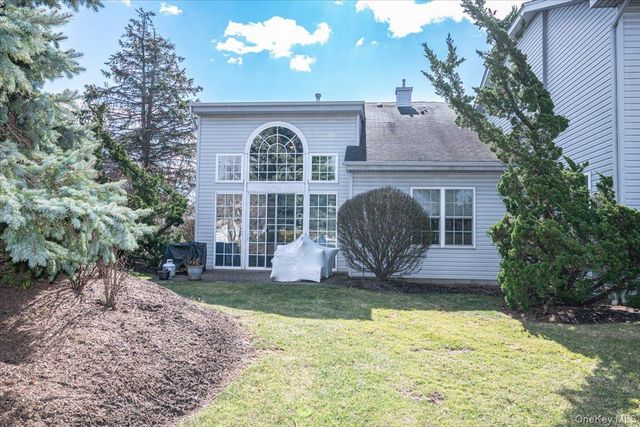 420 Florencia Place, Melville, NY 11747