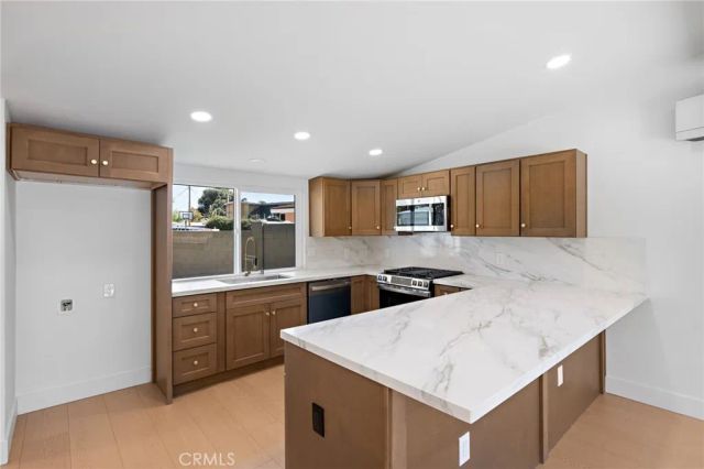 502 E Russell, Santa Ana, CA 92707