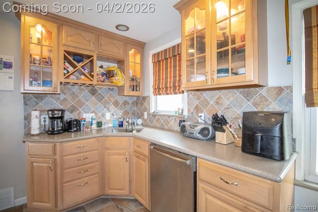 34294 Glover Street, Wayne, MI 48184