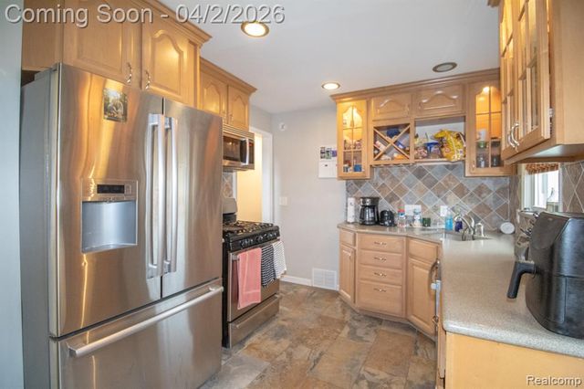 34294 Glover Street, Wayne, MI 48184