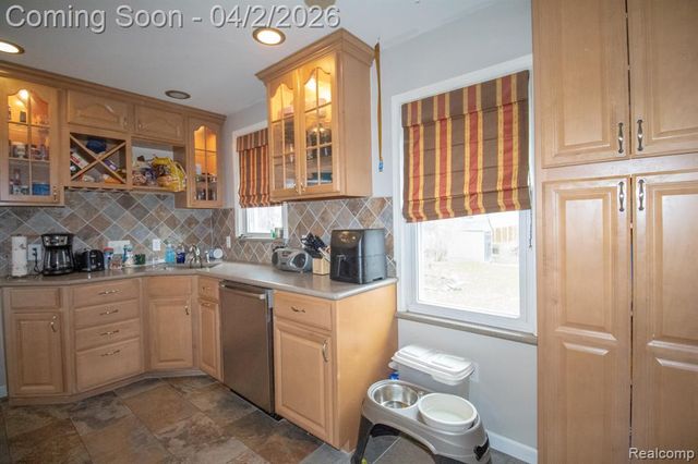 34294 Glover Street, Wayne, MI 48184