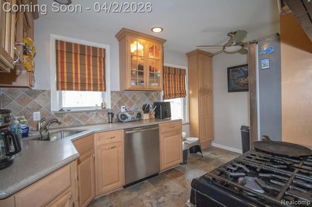 34294 Glover Street, Wayne, MI 48184