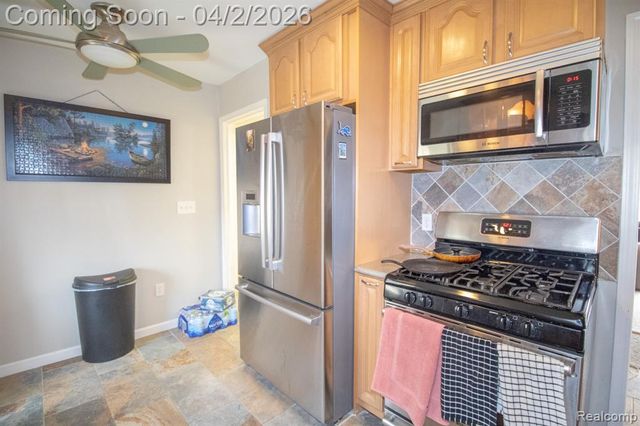 34294 Glover Street, Wayne, MI 48184