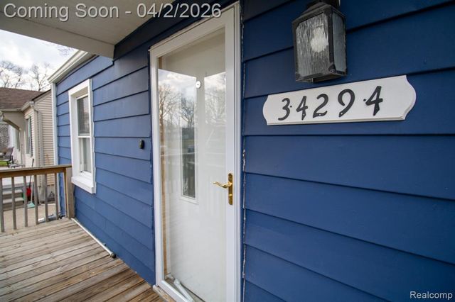 34294 Glover Street, Wayne, MI 48184