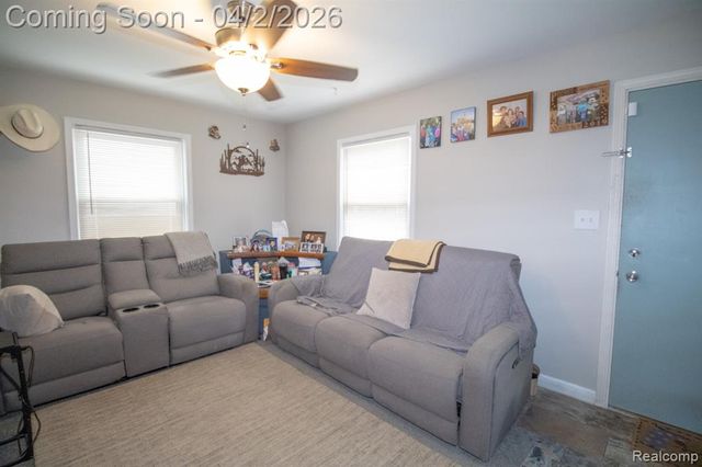 34294 Glover Street, Wayne, MI 48184