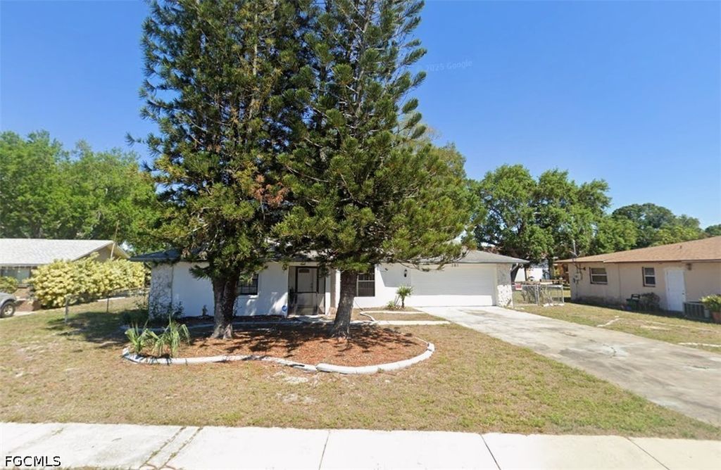 381 Melody CT, Fort Myers, FL 33916