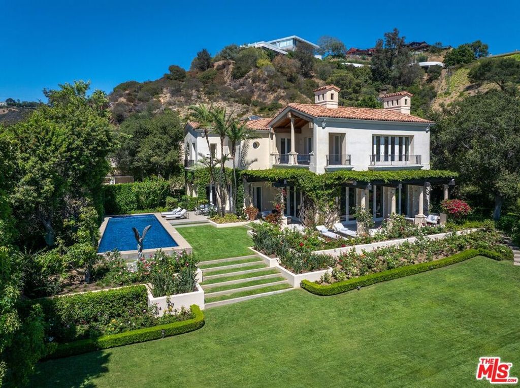 1672 Waynecrest Drive, Beverly Hills, CA 90210 — exterior