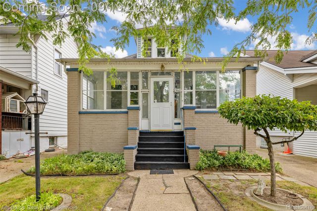 1360 Lakepointe Street, Grosse Pointe Park, MI 48230