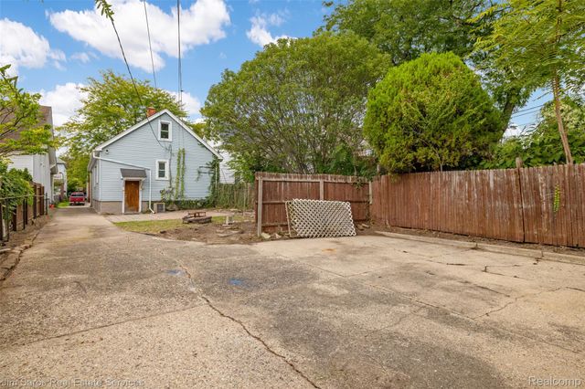 1360 Lakepointe Street, Grosse Pointe Park, MI 48230