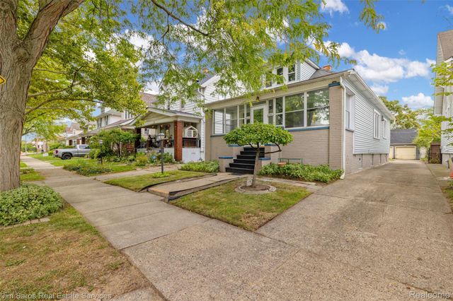 1360 Lakepointe Street, Grosse Pointe Park, MI 48230
