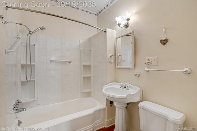 1360 Lakepointe Street, Grosse Pointe Park, MI 48230
