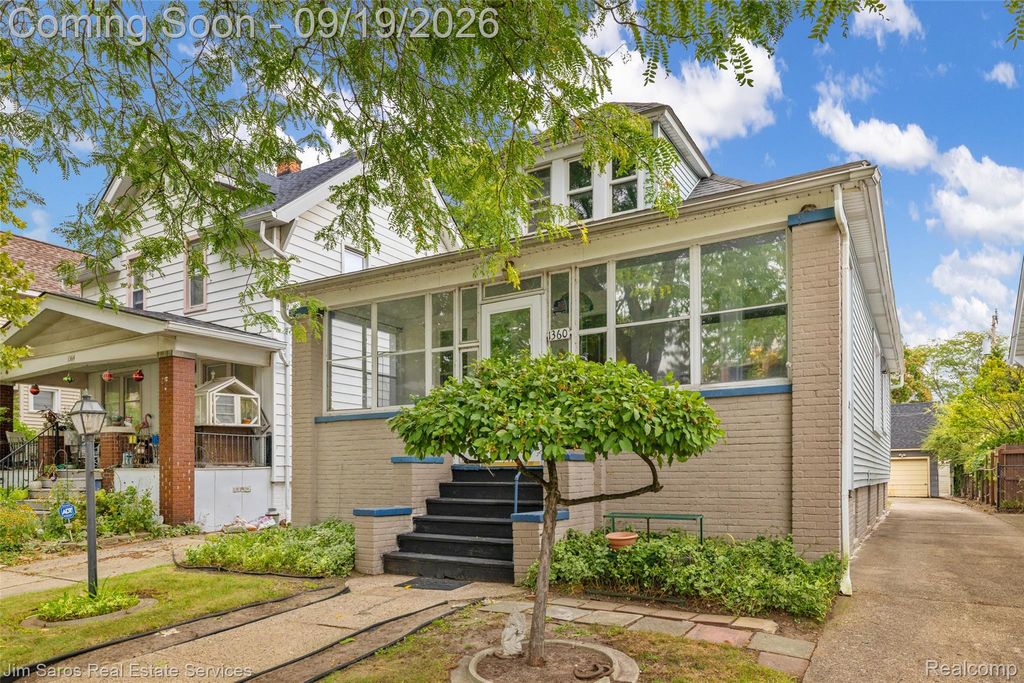 1360 Lakepointe Street, Grosse Pointe Park, MI 48230