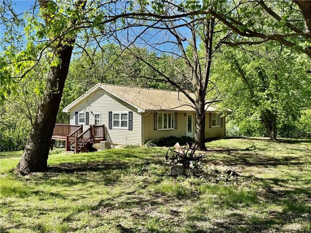 8967 259th Street, Mclouth, KS 66054