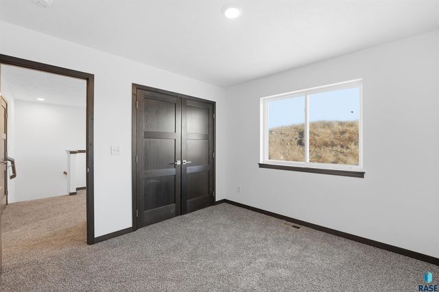 7002 E Brooks Edge Pl Place, Sioux Falls, SD 57110