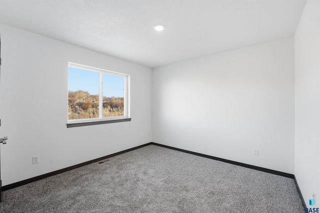 7002 E Brooks Edge Pl Place, Sioux Falls, SD 57110