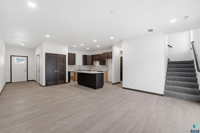 7002 E Brooks Edge Pl Place, Sioux Falls, SD 57110