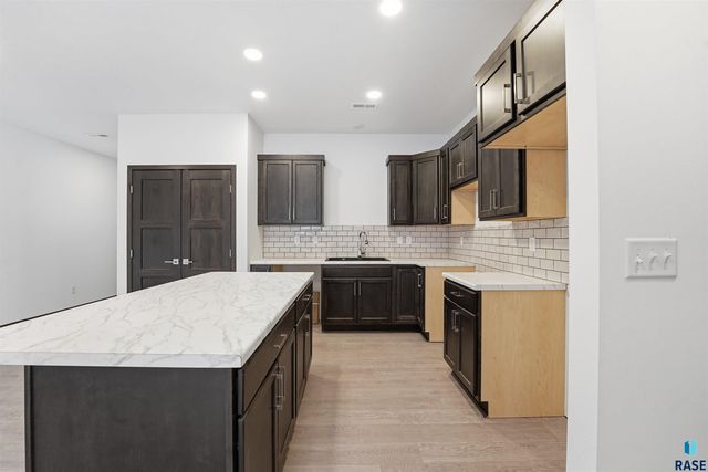 7002 E Brooks Edge Pl Place, Sioux Falls, SD 57110