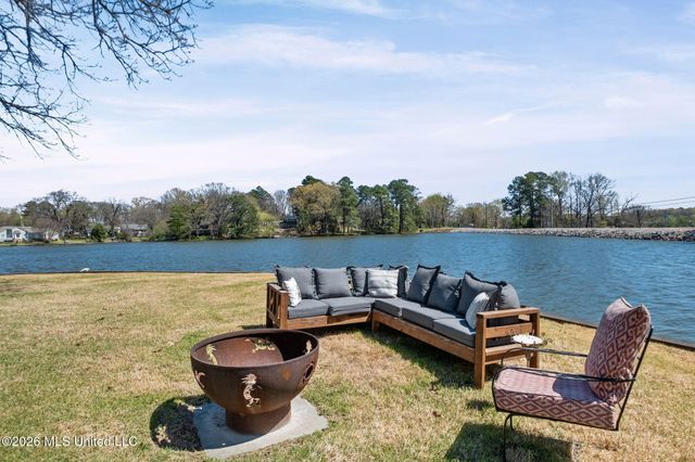 7300 W Shahkoka Drive, Olive Branch, MS 38654