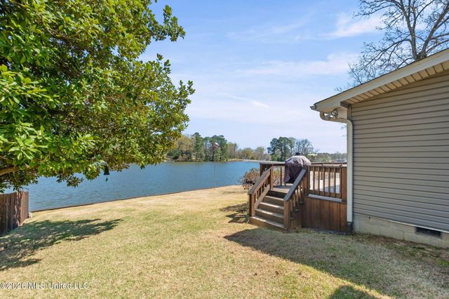 7300 W Shahkoka Drive, Olive Branch, MS 38654