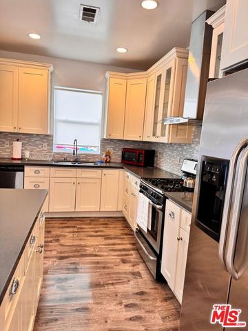 7311 Gaviota Street, Van Nuys (los Angeles), CA 91406