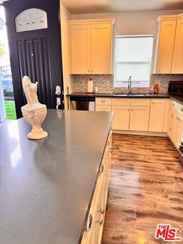 7311 Gaviota Street, Van Nuys (los Angeles), CA 91406